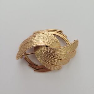 Vintage CoroCraft Brooch Round Wreath Feather Swirl Brushed Textured Gold tone